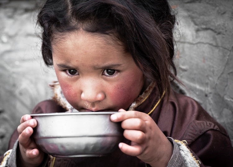tibetská holčička pije slaný čaj
