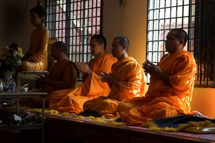 tibetští mniši při modlitbách